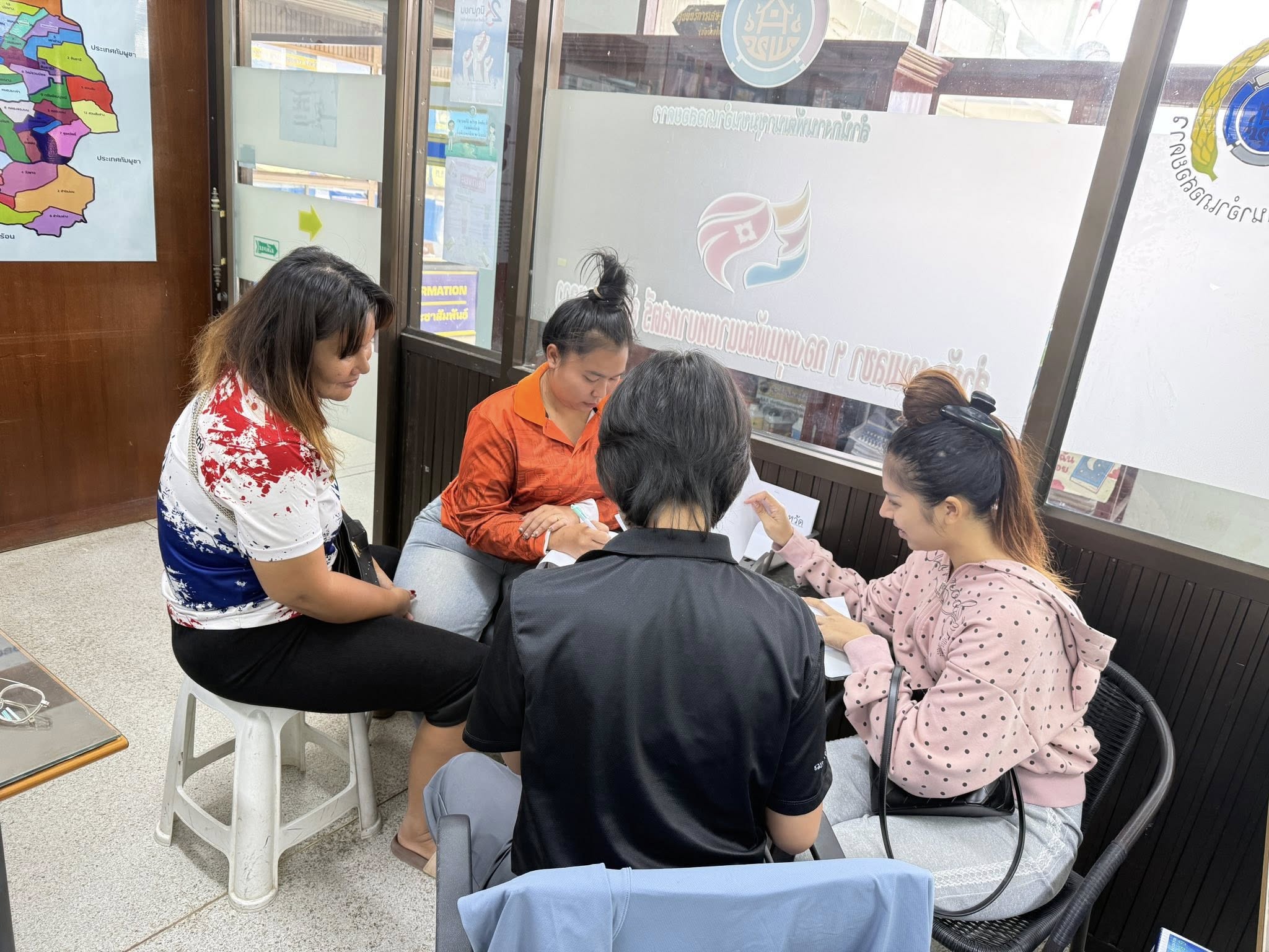 พช.สอยดาว ให้คำแนะนำการเขียนโครงการขอรับการสนับสนุนกองทุนพัฒนาบทบาทสตรี ประเภท เงินทุนหมุนเวียน (เงินกู้)