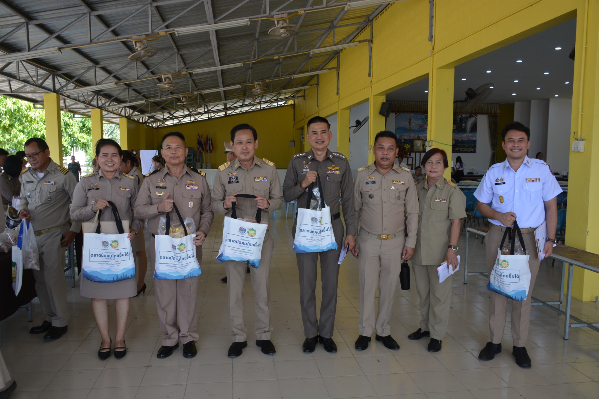 พช.สอยดาว จัดกิจกรรม “ตลาดนัดคนไทยยิ้มได้“ ในวันประชุมกำนัน ผู้ใหญ่บ้าน ประจำเดือน เมษายน 2569