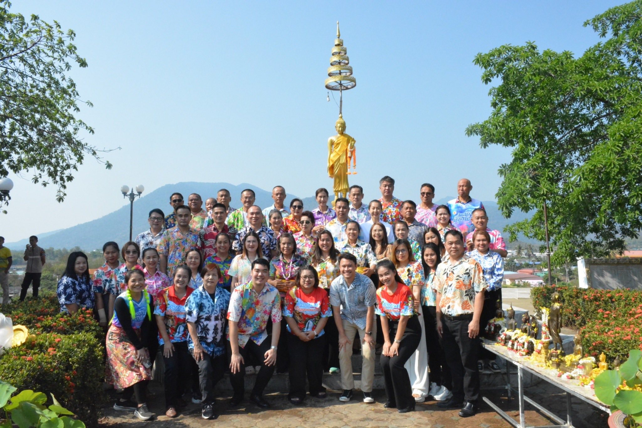 พช.สอยดาว ร่วมสรงน้ำพระพุทธวิสิทธิญาณรังสี ไพรีพินาศ ประสาทสันติสุขสวัสดี ชินสีห์ธรรมโลกนาถ พระพุทธรูปประจำอำเภอสอยดาว เนื่องในวันสงกรานต์ประจำปี 2569