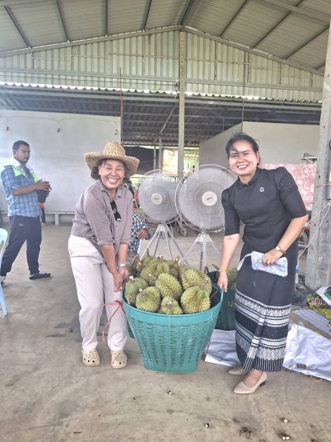 พช.สอยดาวลงพื้นที่เยี่ยมชมสวนทุเรียนประเสริฐพาณิชย์ ของสมาชิกสตรีหมู่บ้านคลองกลาง (หมู่บ้านคนรักษ์ช้าง)