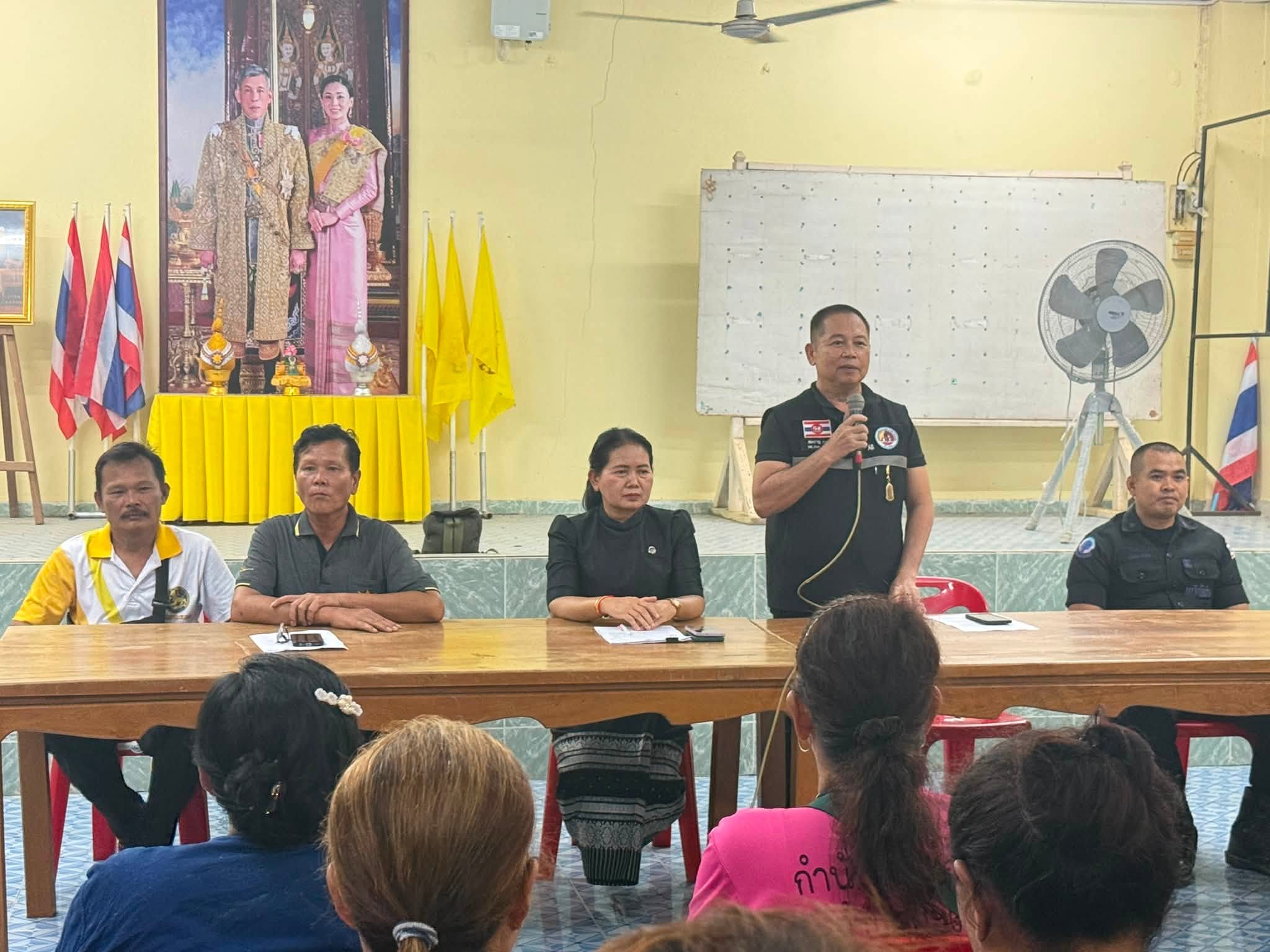 พช.สอยดาว ร่วมกับ ชุด ชพส.1301 ร่วมประชุมเตรียมความพร้อมหมู่บ้านต้นกล้ากองทุนแม่ของแผ่นดินบ้านสวนส้มล่าง
