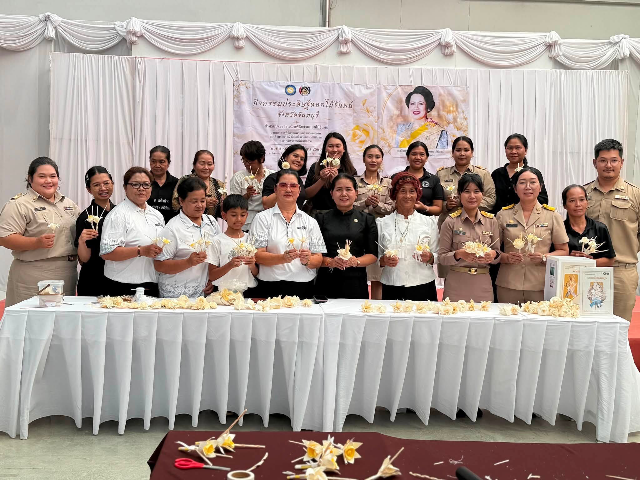 พช.สอยดาวร่วมกิจกรรมประดิษฐ์ดอกไม้จันทน์ แสดงความจงรักภักดีและน้อมรำลึกในพระมหากรุณาธิคุณ