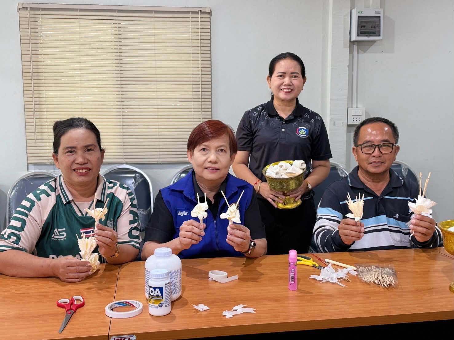 พช.สอยดาว นำภาคีเครือข่ายและจิตอาสา ร่วมใจประดิษฐ์ดอกไม้จันทน์ เพื่อแสดงความจงรักภักดีและน้อมรำลึกในพระมหากรุณาธิคุณ 