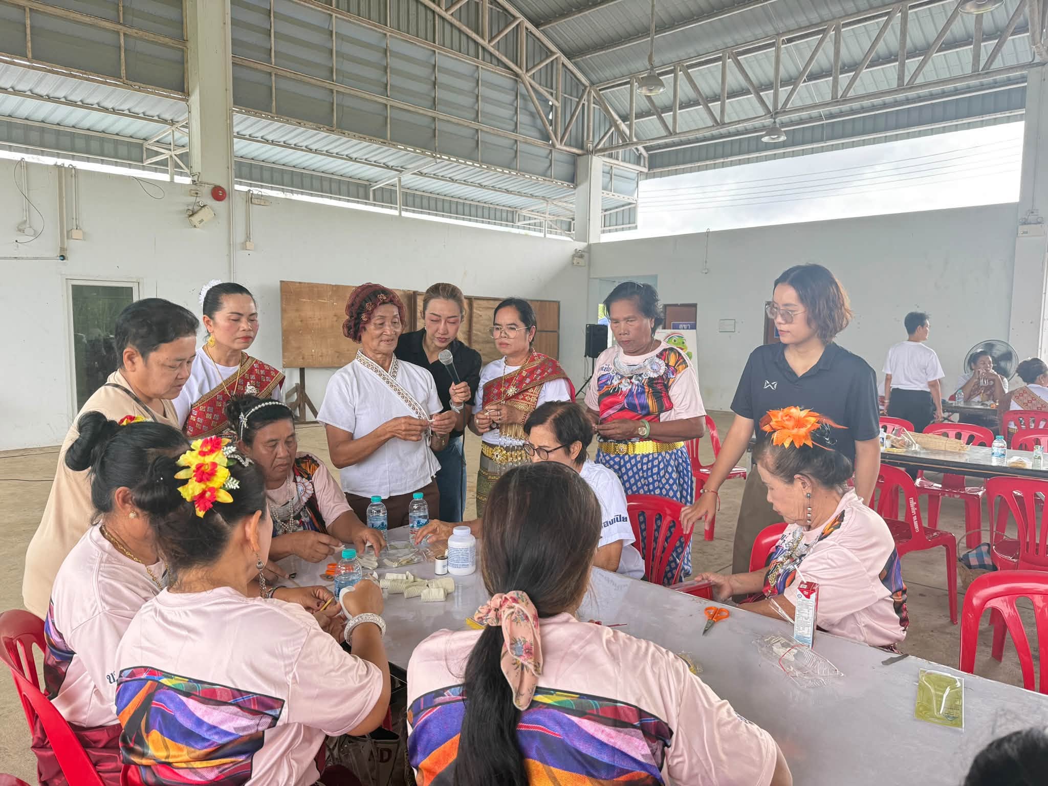 พช.สอยดาว ร่วมกิจกรรมโครงการโรงเรียนผู้สูงอายุ เทศบาลตำบลสอยดาว ประจำปีงบประมาณ พ.ศ. 2570 กิจกรรมอบรมการจัดทำดอกไม้จันทน์โรงเรียนผู้สูงอายุ