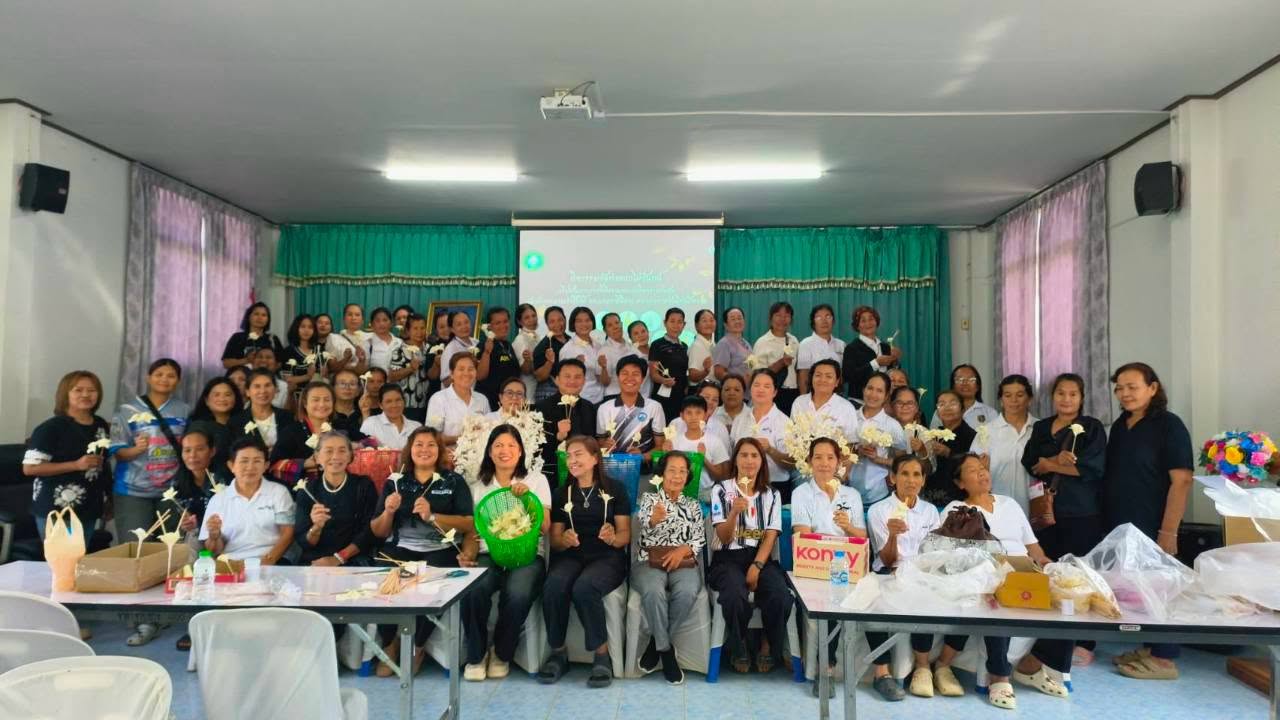 พช.สอยดาวร่วมกิจกรรมโครงการจิตอาสาการประดิษฐ์ดอกไม้จันทน์สำหรับประชาชน เพื่อเตรียมความพร้อมในพระราชพิธีถวายพระเพลิงพระบรมศพสมเด็จพระนางเจ้าสิริกิติ์ พระบรมราชินีนาถ พระบรมราชชนนีพันปีหลวง