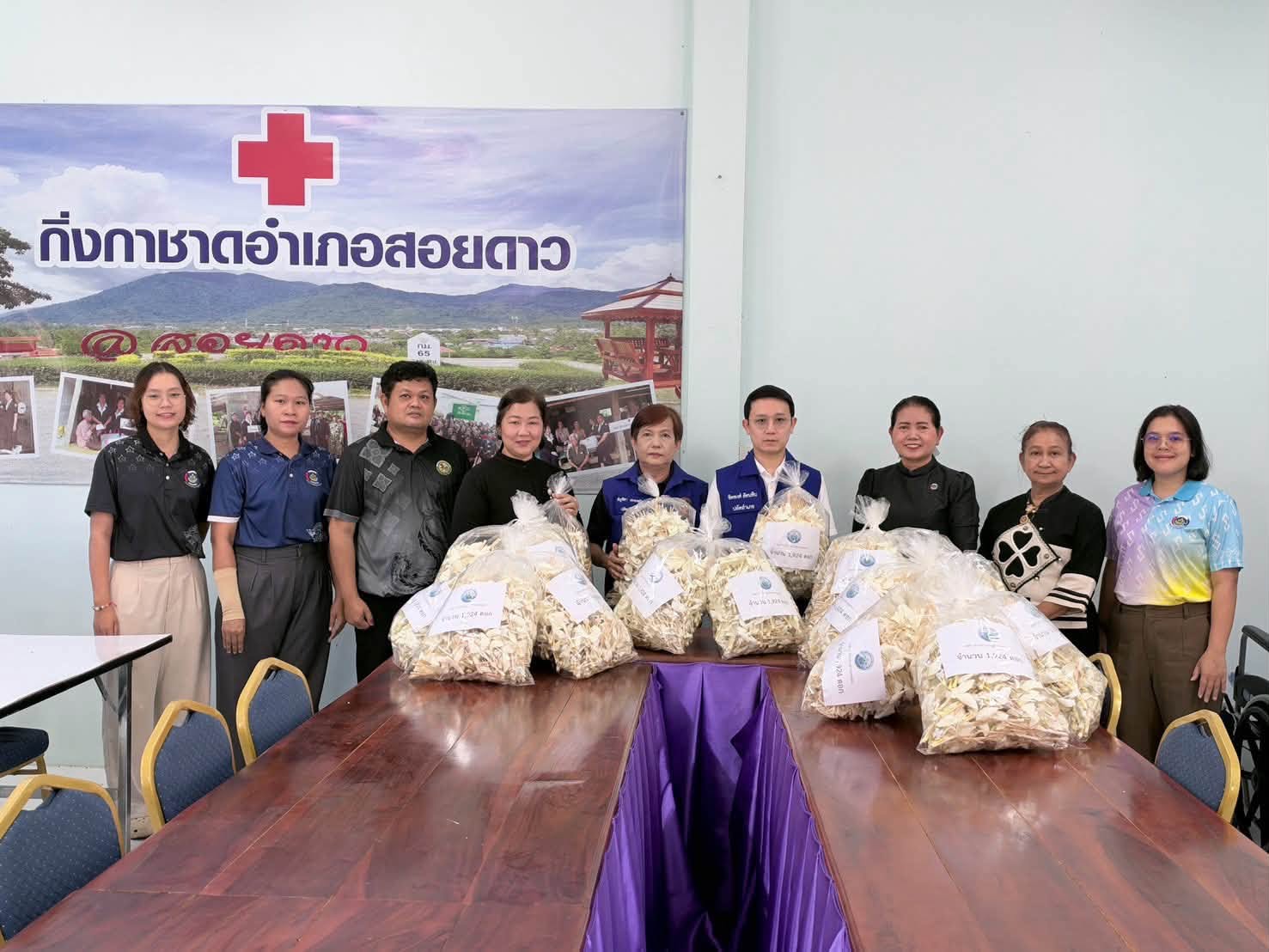 องค์การบริหารส่วนตำบลสะตอน ส่งมอบดอกไม้จันทน์ให้อำเภอสอยดาว เพื่อเตรียมความพร้อมเนื่องในพระราชพิธีถวายพระเพลิงพระบรมศพสมเด็จพระนางเจ้าสิริกิติ์ พระบรมราชินีนาถ พระบรมราชชนนีพันปีหลวง