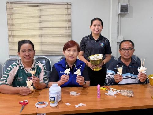 พช.สอยดาว นำภาคีเครือข่ายและจิตอาสา ร่วมใจประดิษฐ์ดอกไม้จันทน์ เพื่อแสดงความจงรักภักดีและน้อมรำลึกในพระมหากรุณาธิคุณ 